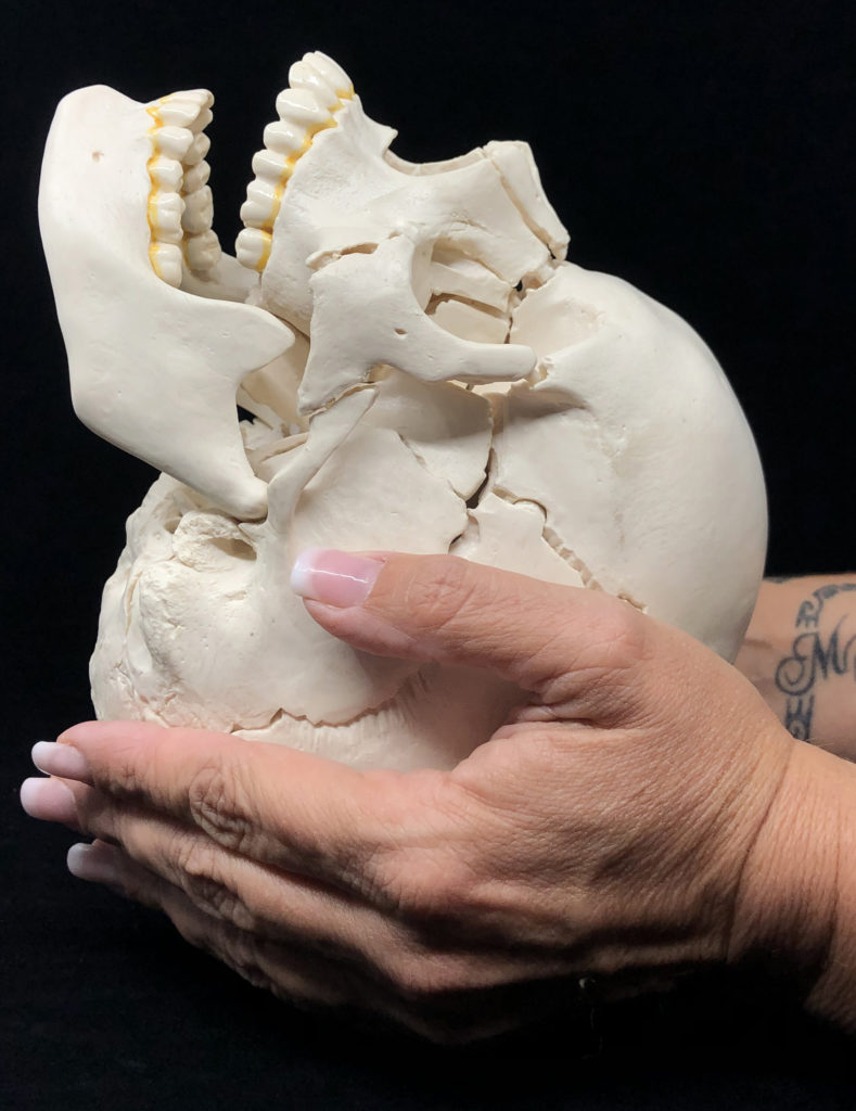 Pourquoi l'ostéopathe touche la tête?