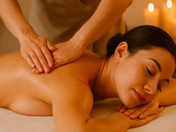 Massage californien réalisé sur le dos lors d’une formation massage californien avec Sophie Antille