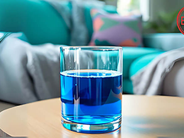 Verre contenant du bleu de méthylène dilué – e-book HumansCloud
