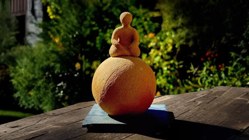 Une sculpture méditative symbolisant la présence et l'ancrage pour les thérapies énergétiques enseignées par Éric Fleury.