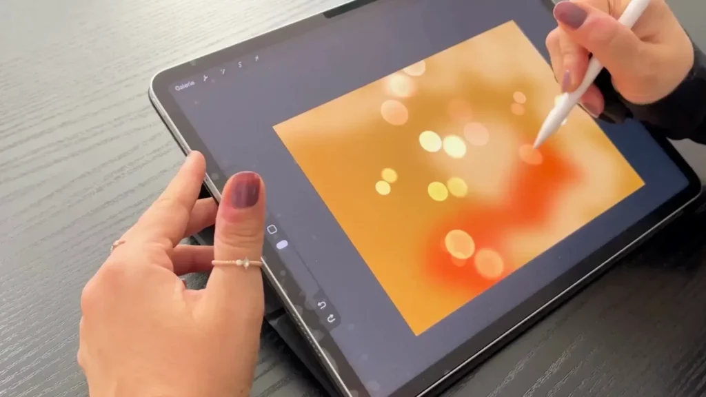 L'illustratrice Sylvie Roduit montre comment dessiner pour libérer ses émotions en créant une œuvre apaisante sur tablette pour le cours sur la sérénité.