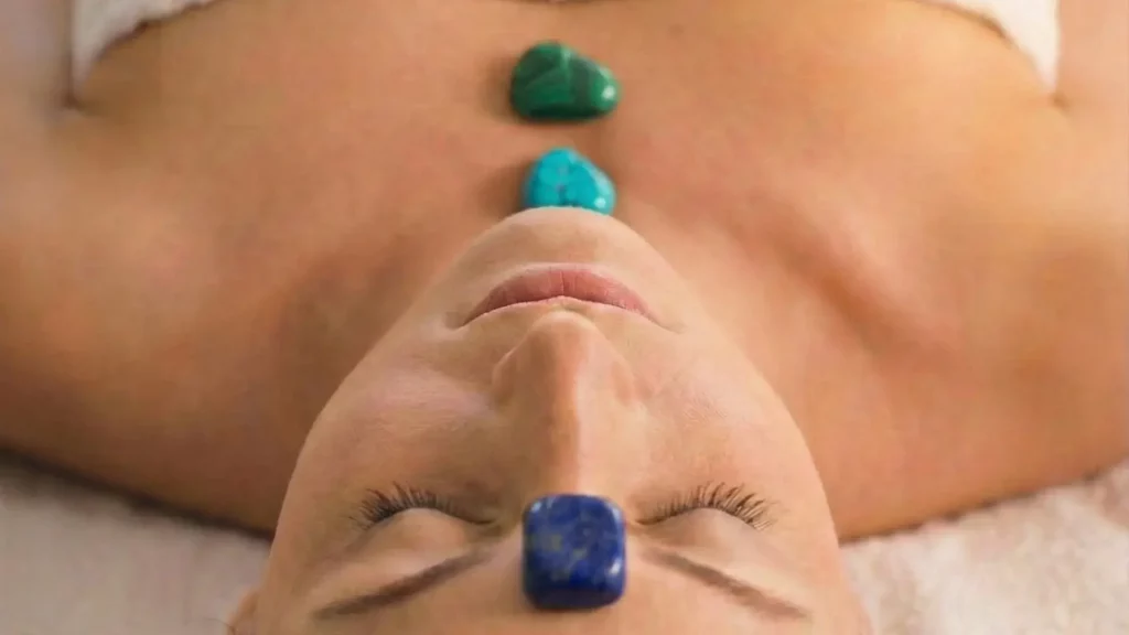 Massage des chakras avec Sophie Antille : pierres énergétiques placées sur le corps pour équilibrer les chakras et favoriser la détente
