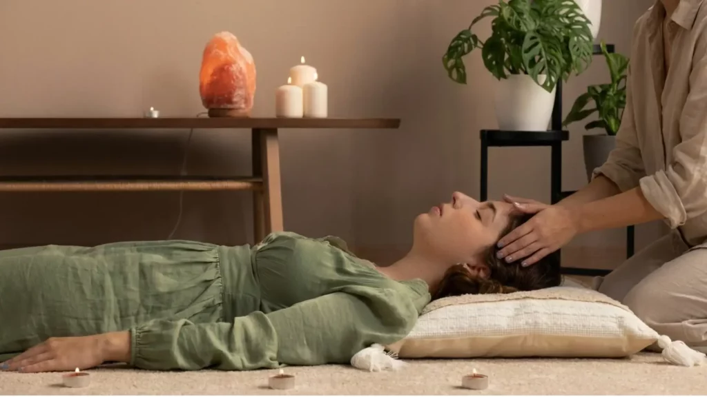 Formation LaHoChi : séance de soin énergétique avec imposition des mains sur la tête pour apaiser et rééquilibrer l’énergie