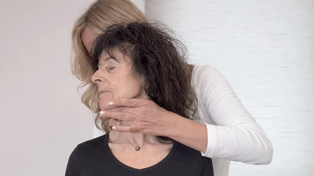 Technique de muscle energy du rachis cervical réalisée en thérapie manuelle douce – formation Humans Cloud