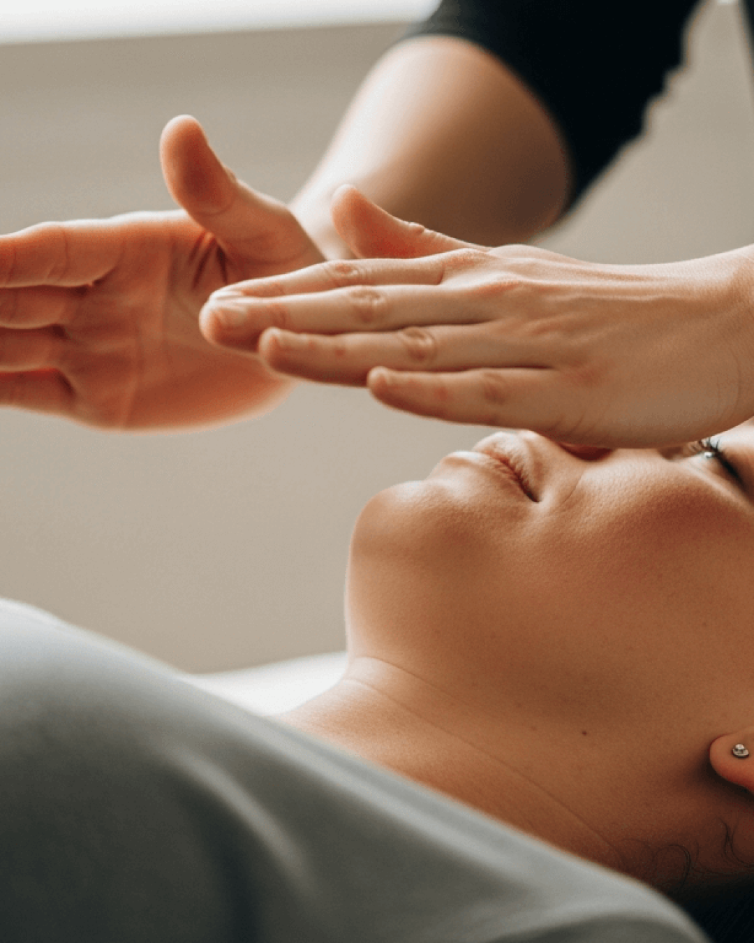 Formation LaHoChi Emilie Terreaux : séance de soin énergétique avec imposition des mains pour favoriser détente et équilibre