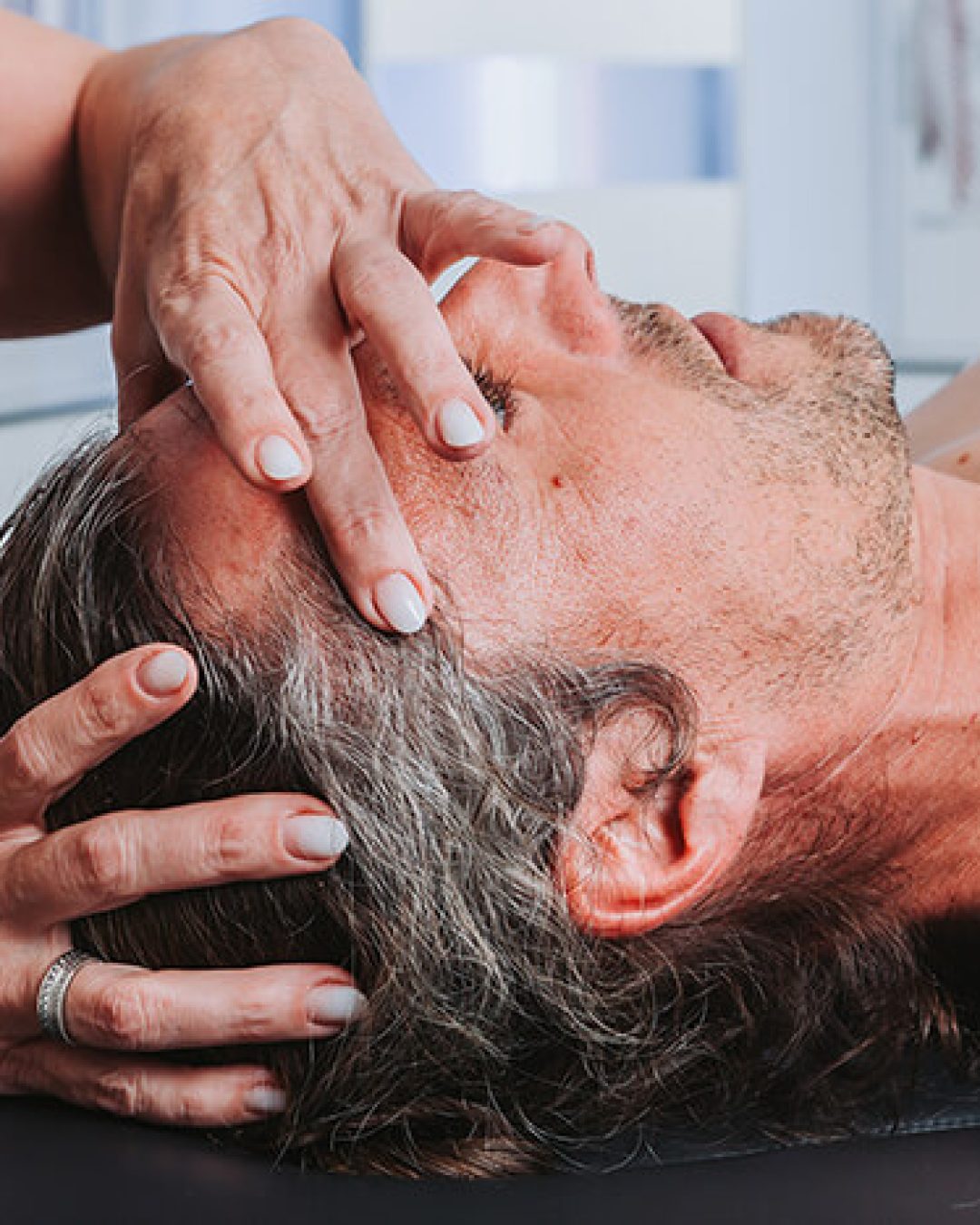 Pratique de la formation craniosacrale : toucher thérapeutique sur les os du crâne et les membranes.