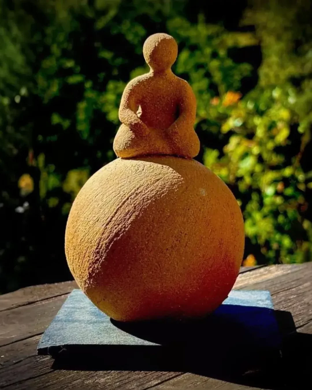 Thérapie énergétique : sculpture en méditation symbolisant l’ancrage, l’équilibre et la sérénité intérieure