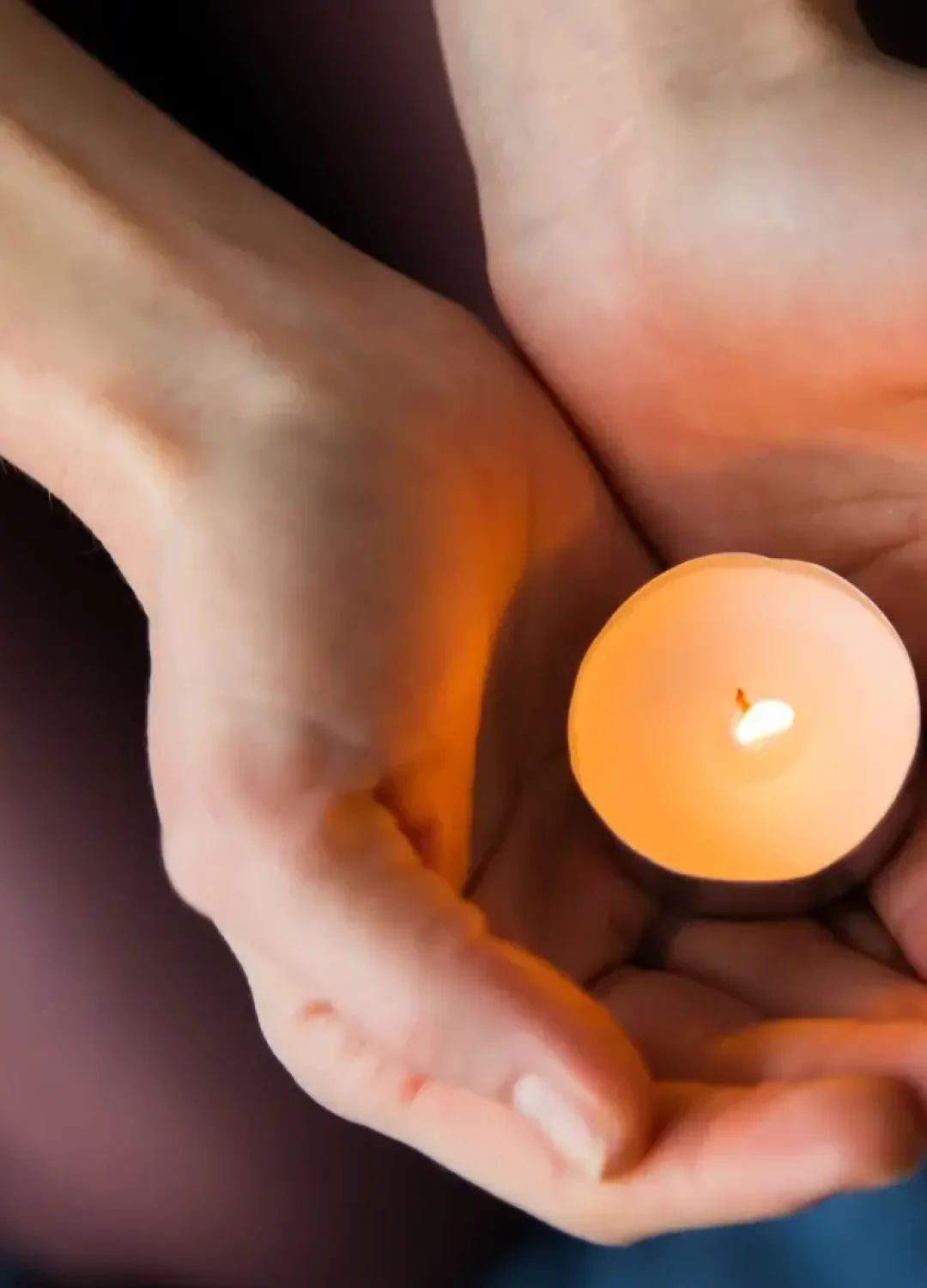 Formation LaHoChi : mains tenant une bougie symbolisant l’énergie, la lumière intérieure et l’apaisement