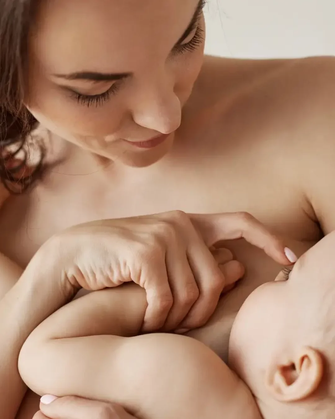 Maman allaitant son bébé illustrant le webinaire allaitement avec Sophie Antille