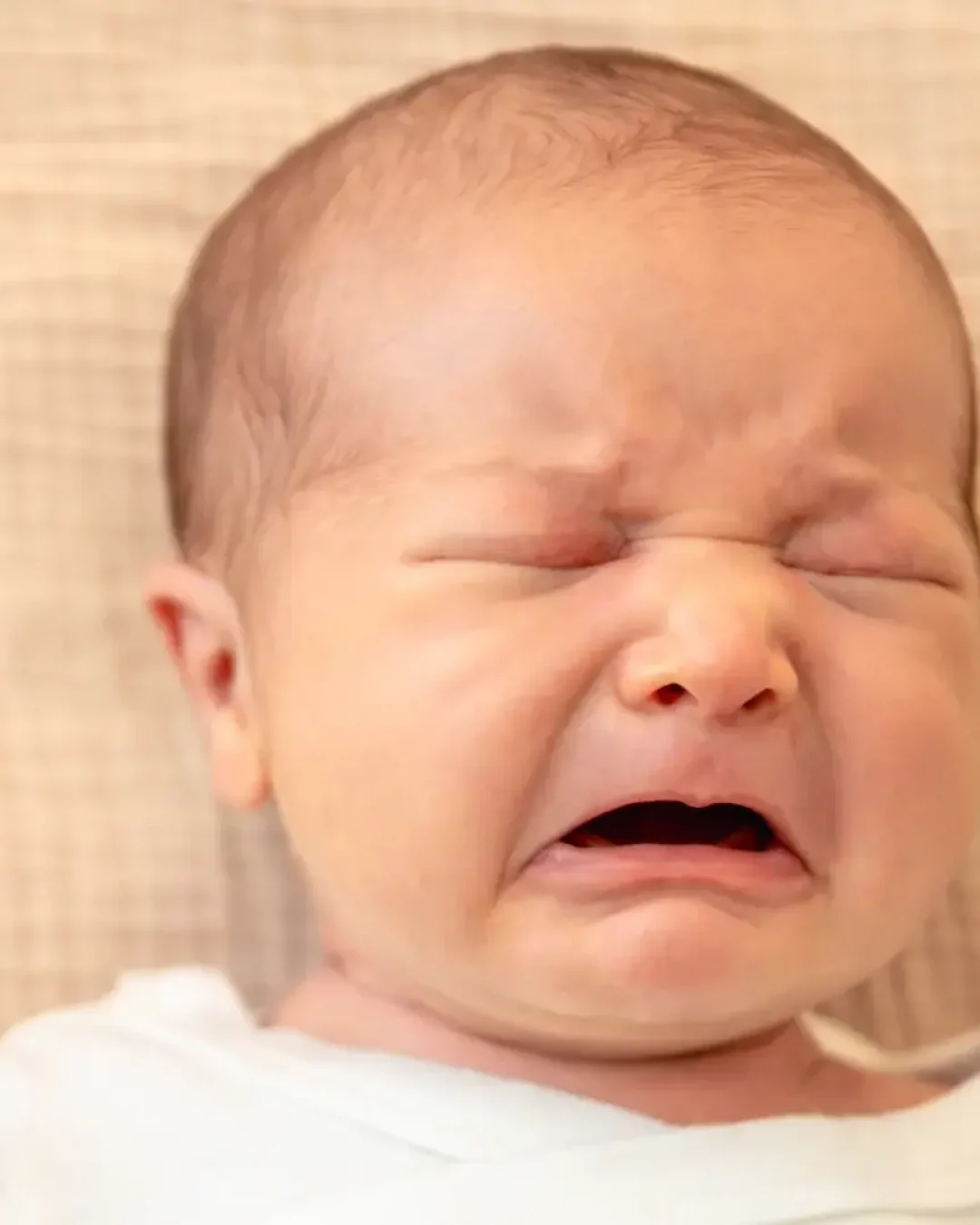 Bébé qui pleure illustrant le langage silencieux des bébés dans le webinaire avec Sophie Antille